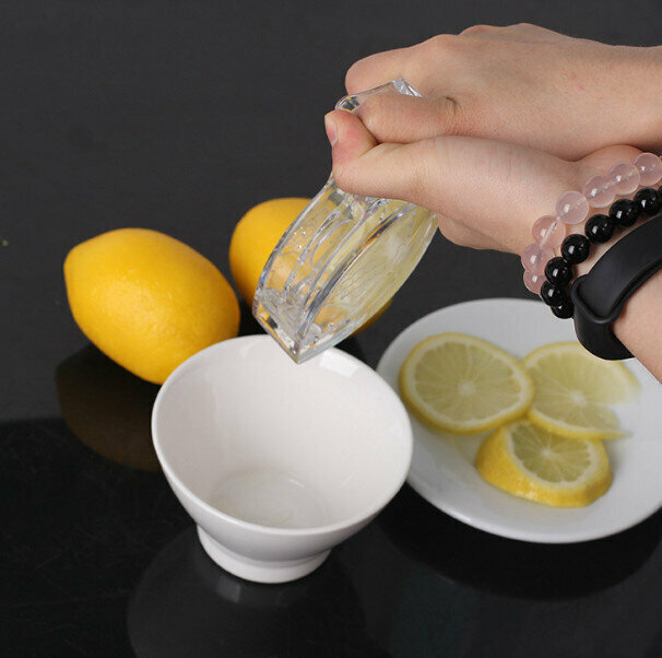 Squeeze the juicer lemon clip