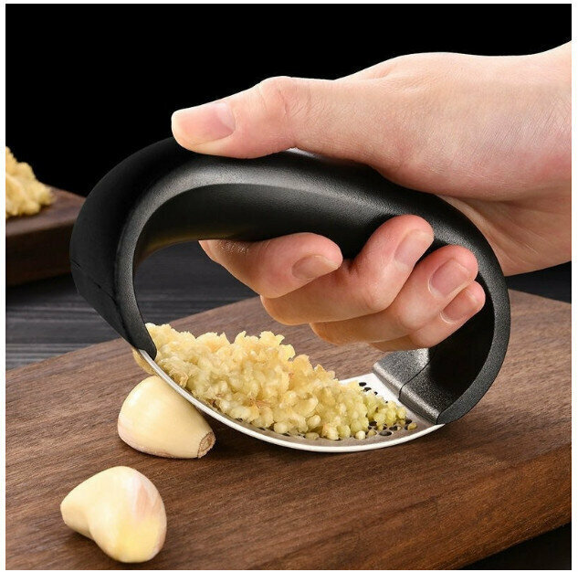 Manual garlic press (black handle garlic press size: 11*5.1*7.1cm)