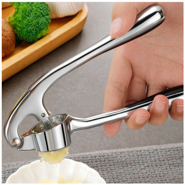 Manual ginger and garlic pounding (garlic press - water drop)