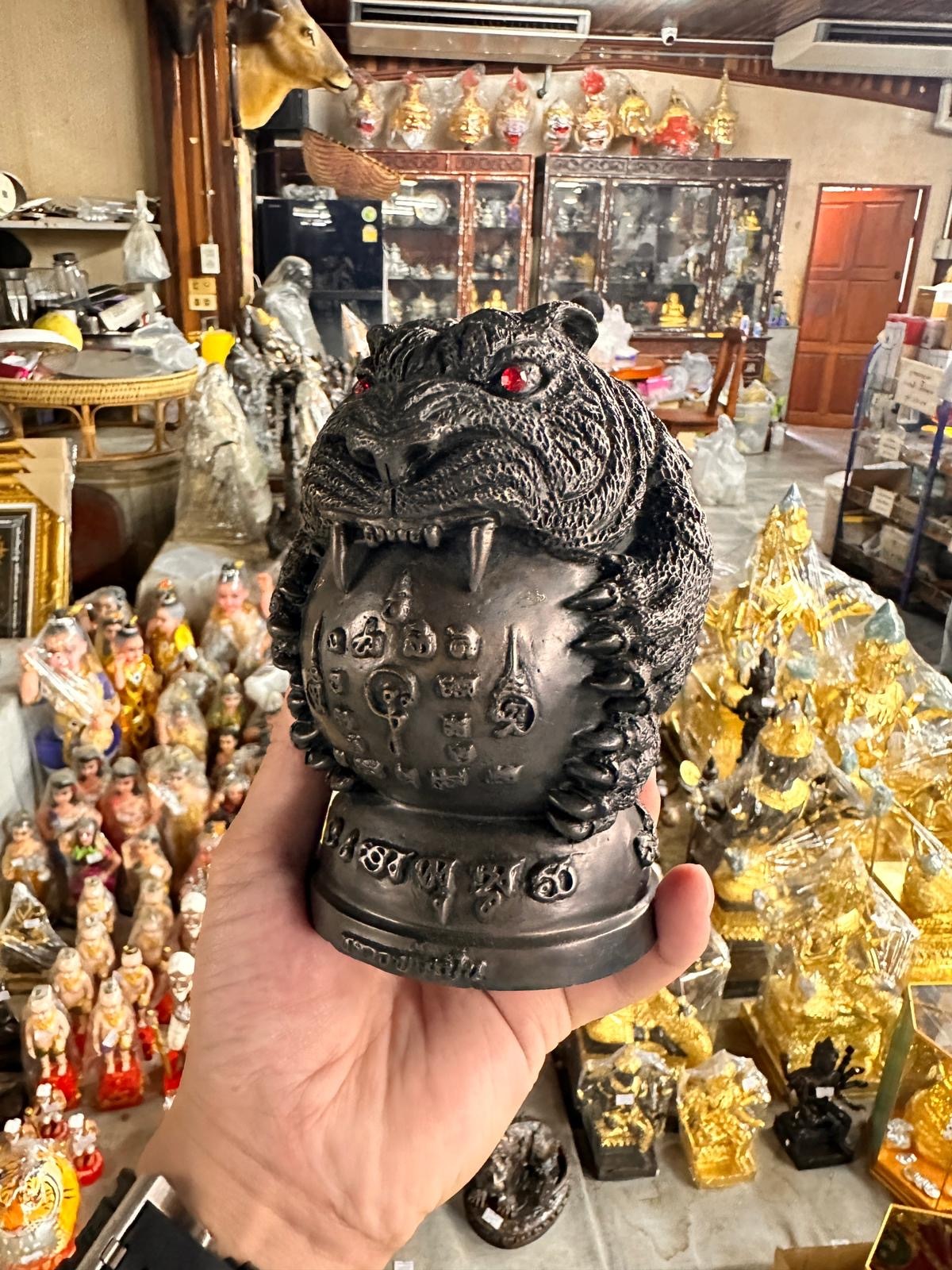 老虎原廟供請 開光紅眼老虎抱糖 (特別黑銅版)