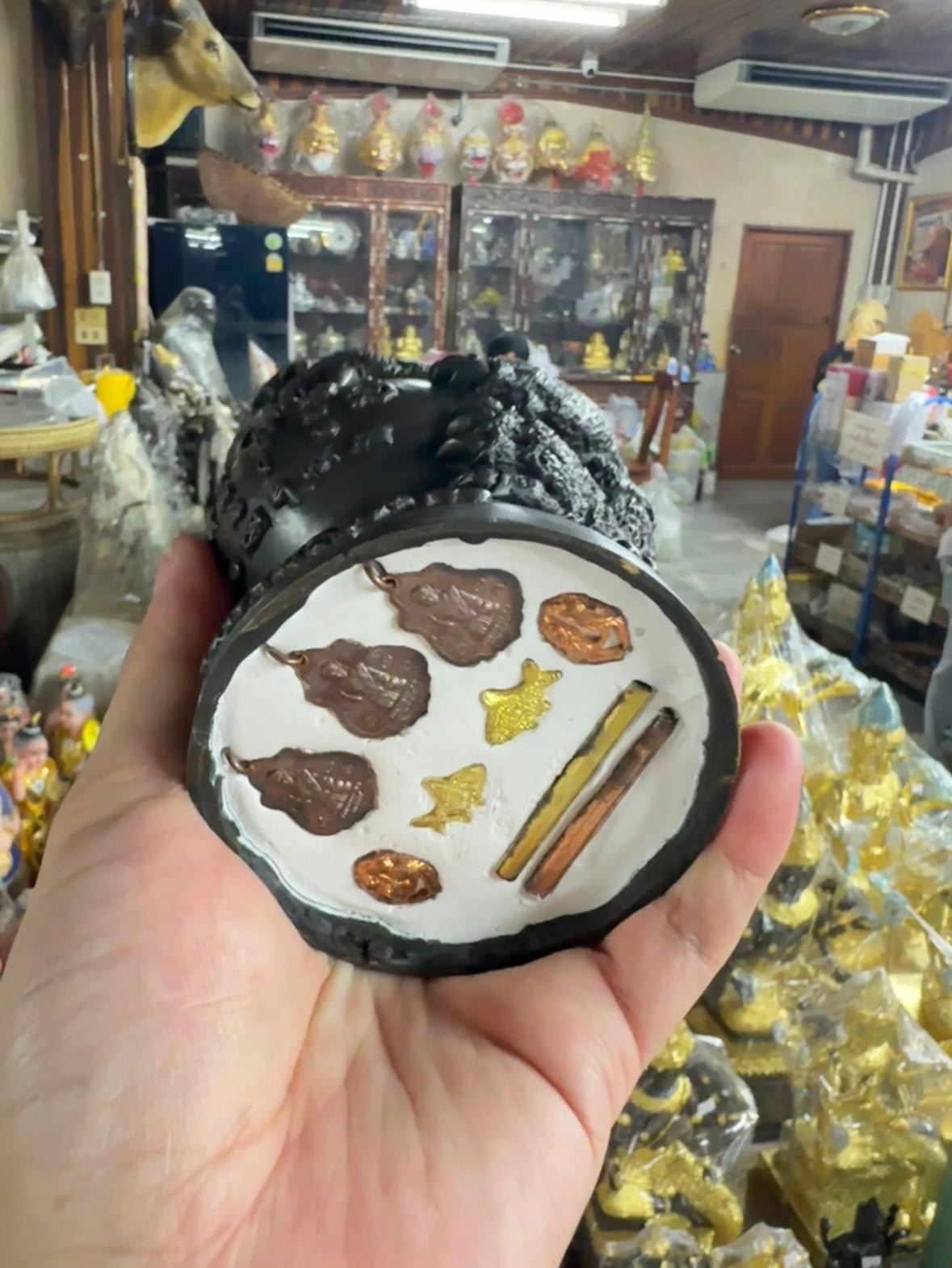 老虎原廟供請 開光紅眼老虎抱糖 (特別黑銅版)