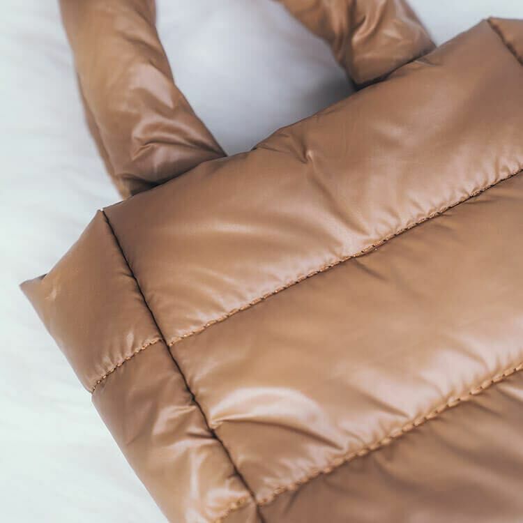 【闆娘選品】超好裝太空銀澎澎手提包🤍 附肩背帶 (四色)