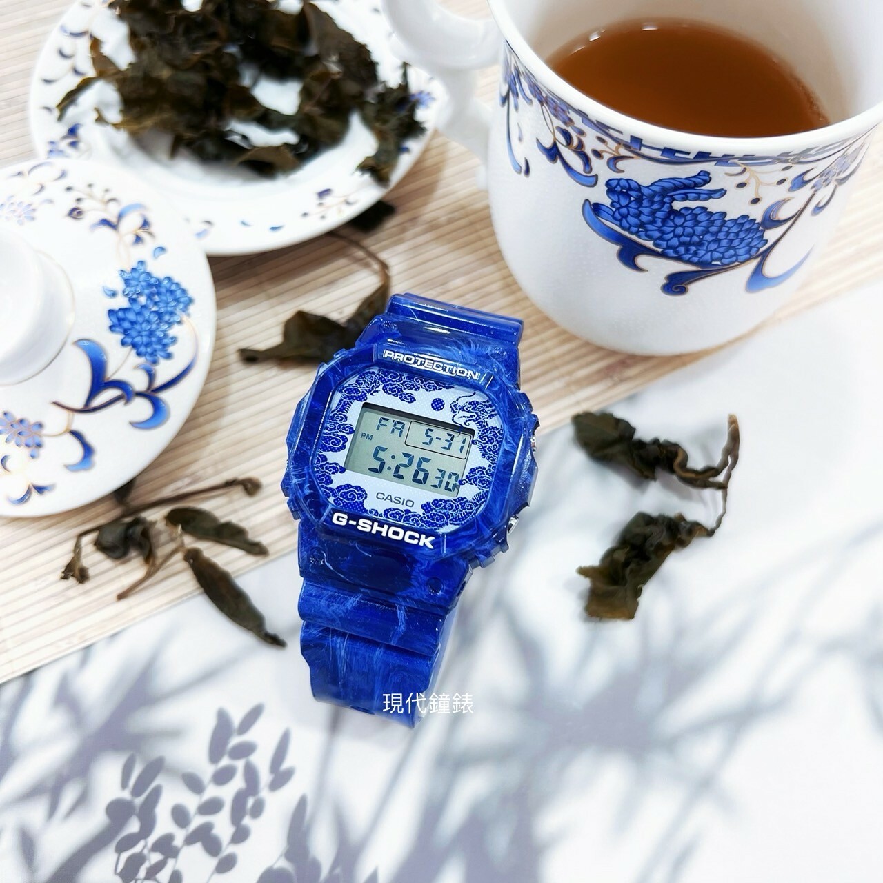 【G-SHOCK】精緻獨特青花瓷經典系列 DW-5600BWP-2D 42.8mm 現代鐘錶