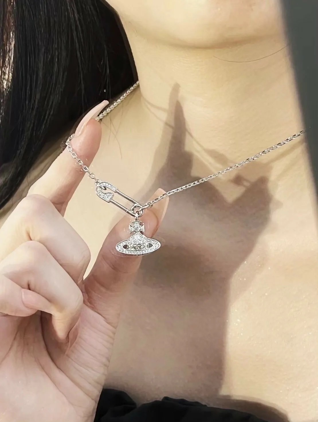 <好飾到✨> Vivienne Westwood Lucrece Pendant Necklace 滿鑽別針星球項鍊