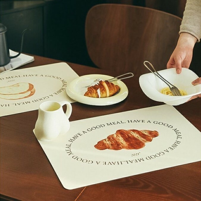 《4278》可頌麵包字母環繞防燙皮革餐墊