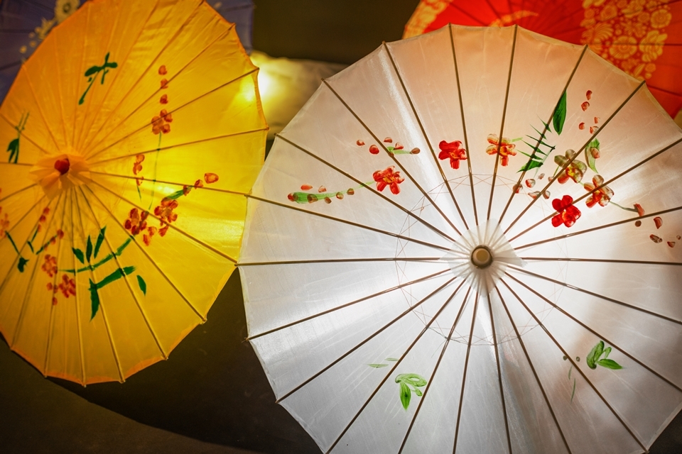 台灣油紙傘的製作過程可分為製傘骨、製傘、傘頭、傘柄與繪花等五大部分。