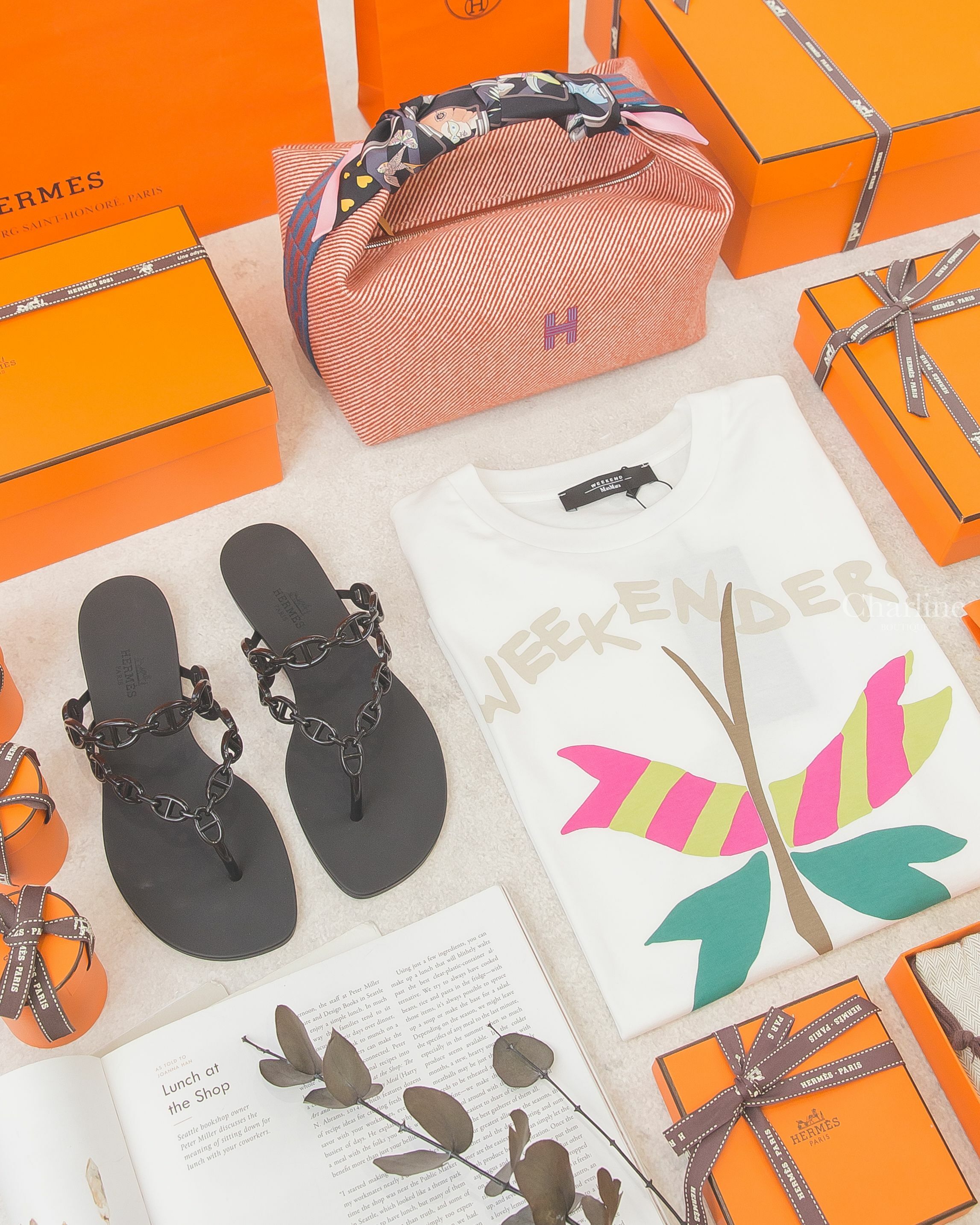 Hermès Island 黑色小θ橡膠人字拖鞋,Hermès Bride A Brac H 蕃茄紅羊毛斜條紋藍字H紅藍編織條紋提把大型手提包,Hermès Story 黑色/玫瑰色/灰色/故事愛心絲巾-Charline Boutique 精品代購