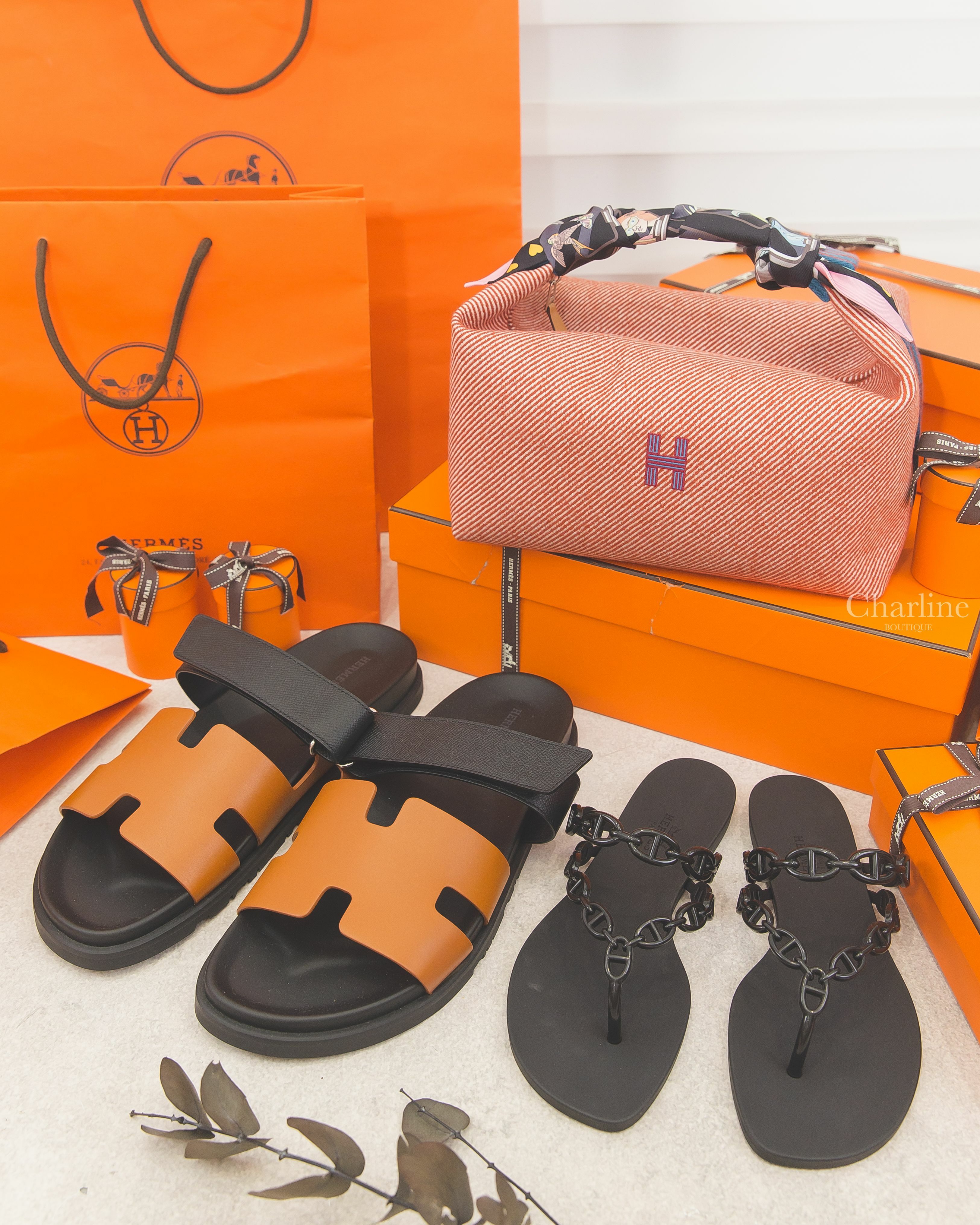 Hermès Island 黑色小θ橡膠人字拖鞋,Chypre 自然駝色拼黑色牛皮拖鞋,Bride A Brac 蕃茄紅羊毛斜條紋藍字H紅藍條紋提把大型手提包,Story 黑色/玫瑰色/灰色/故事愛心絲巾-Charline Boutique 精品代購