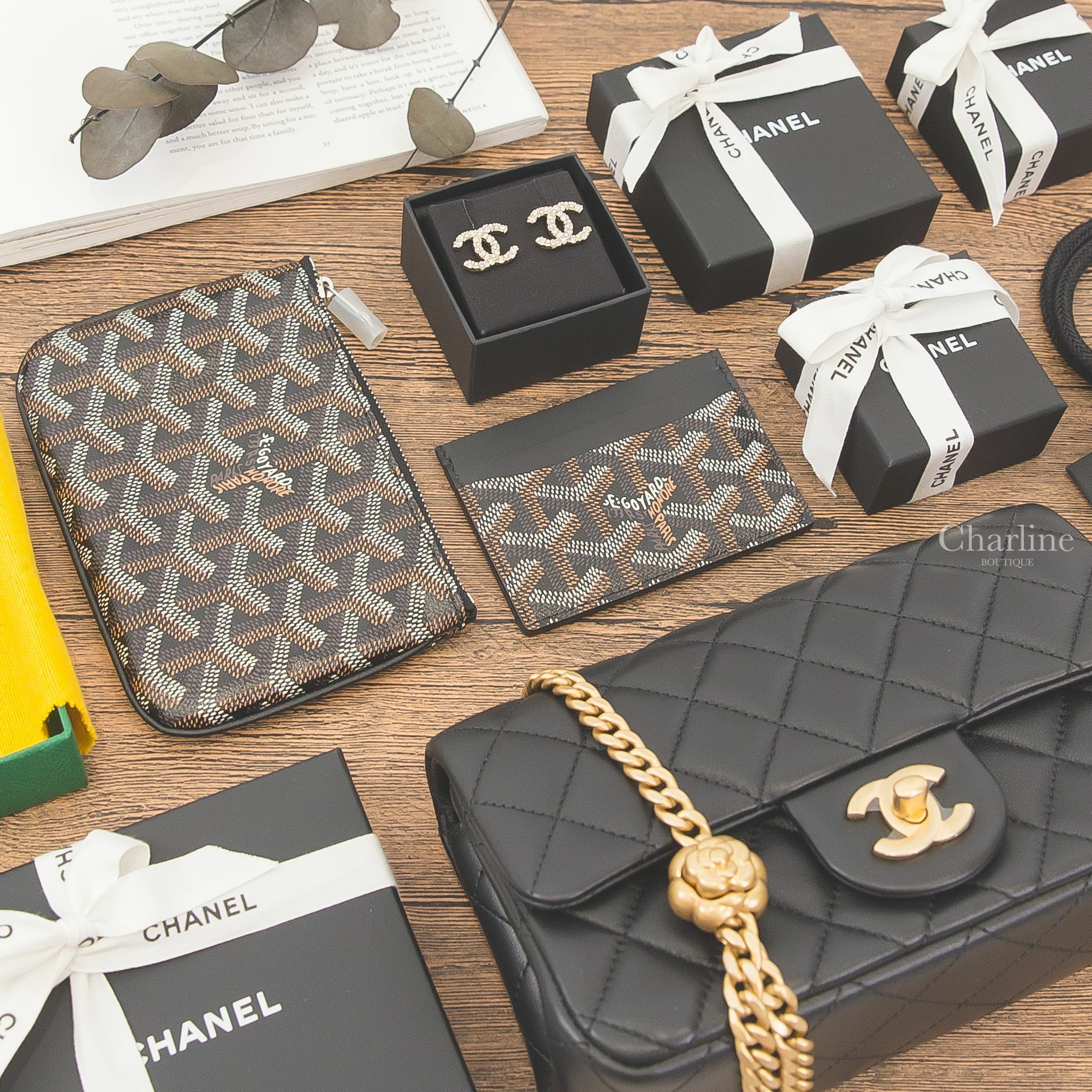 Goyard Sénat 黑色迷你牛皮黃色內裡零錢包,Goyard Saint-Sulpice 黑色卡片夾,Chanel Flap 黑色金色山茶花鍊帶20cm羊皮,Chanel 金色珍珠水鑽CC耳環-Charline Boutique 精品代購