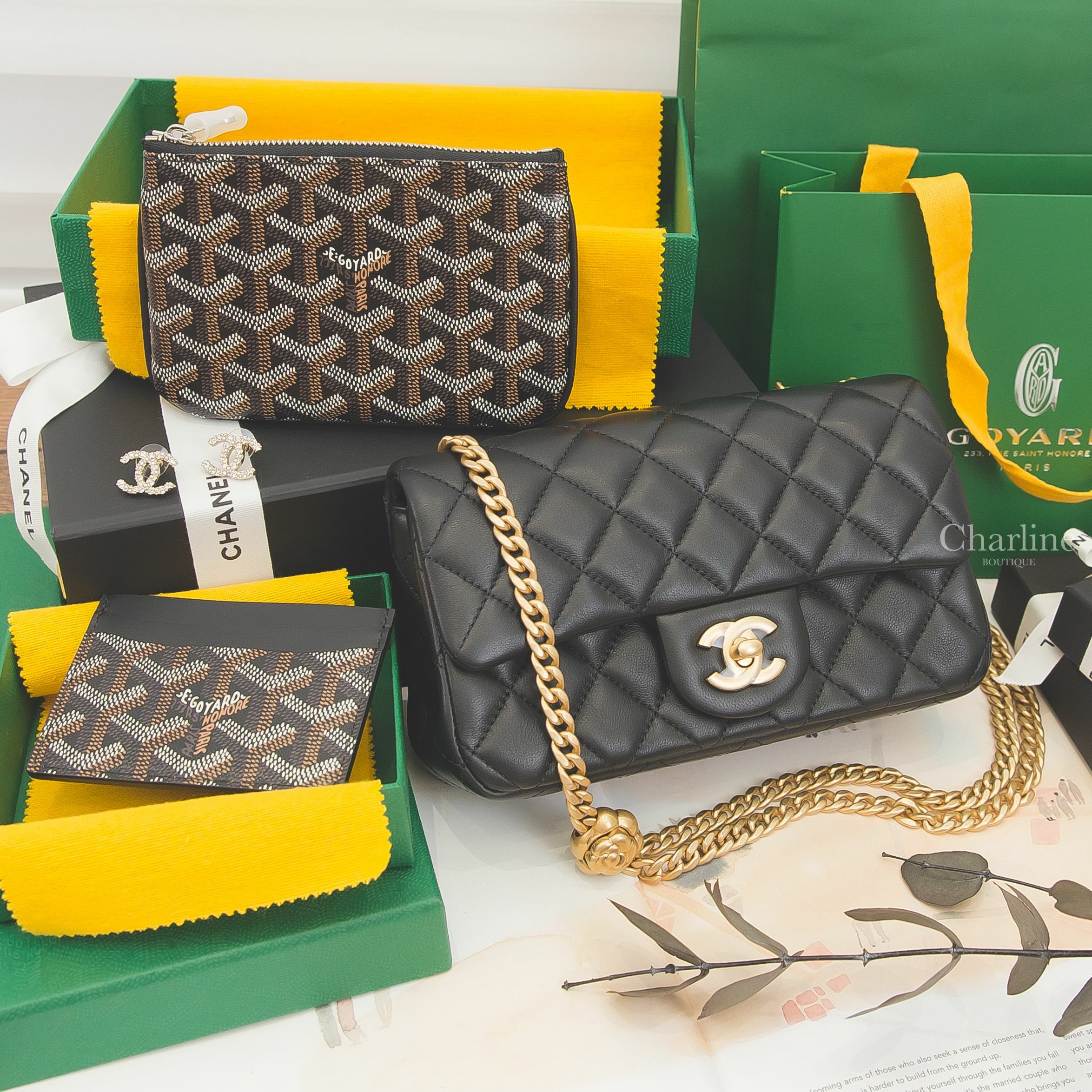 Goyard Sénat 黑色迷你牛皮黃色內裡零錢包,Goyard Saint-Sulpice 黑色卡片夾,Chanel Flap 黑色金色山茶花鍊帶20cm羊皮,Chanel 金色珍珠水鑽CC耳環-Charline Boutique 精品代購