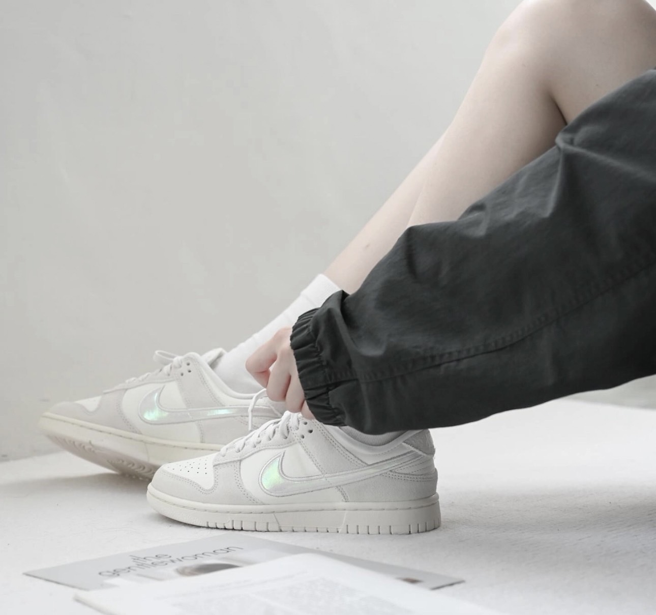 預購 NIKE DUNK LOW "lridescent Swoosh" 米灰 雷射 女鞋