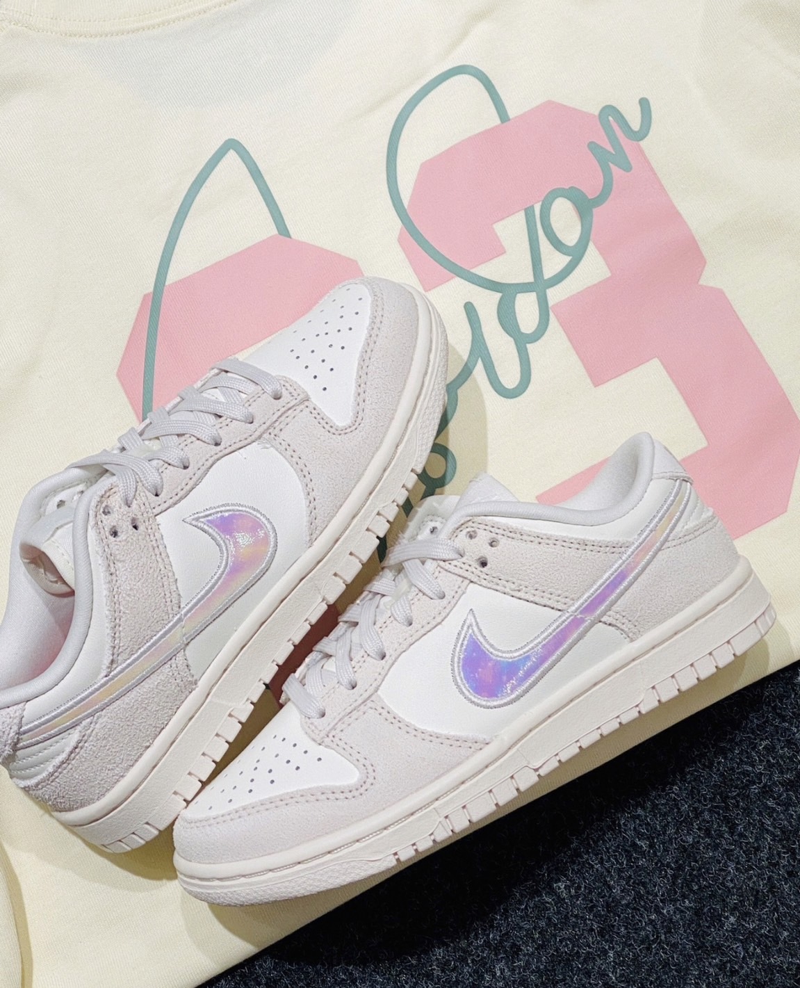 預購 NIKE DUNK LOW "lridescent Swoosh" 米灰 雷射 女鞋