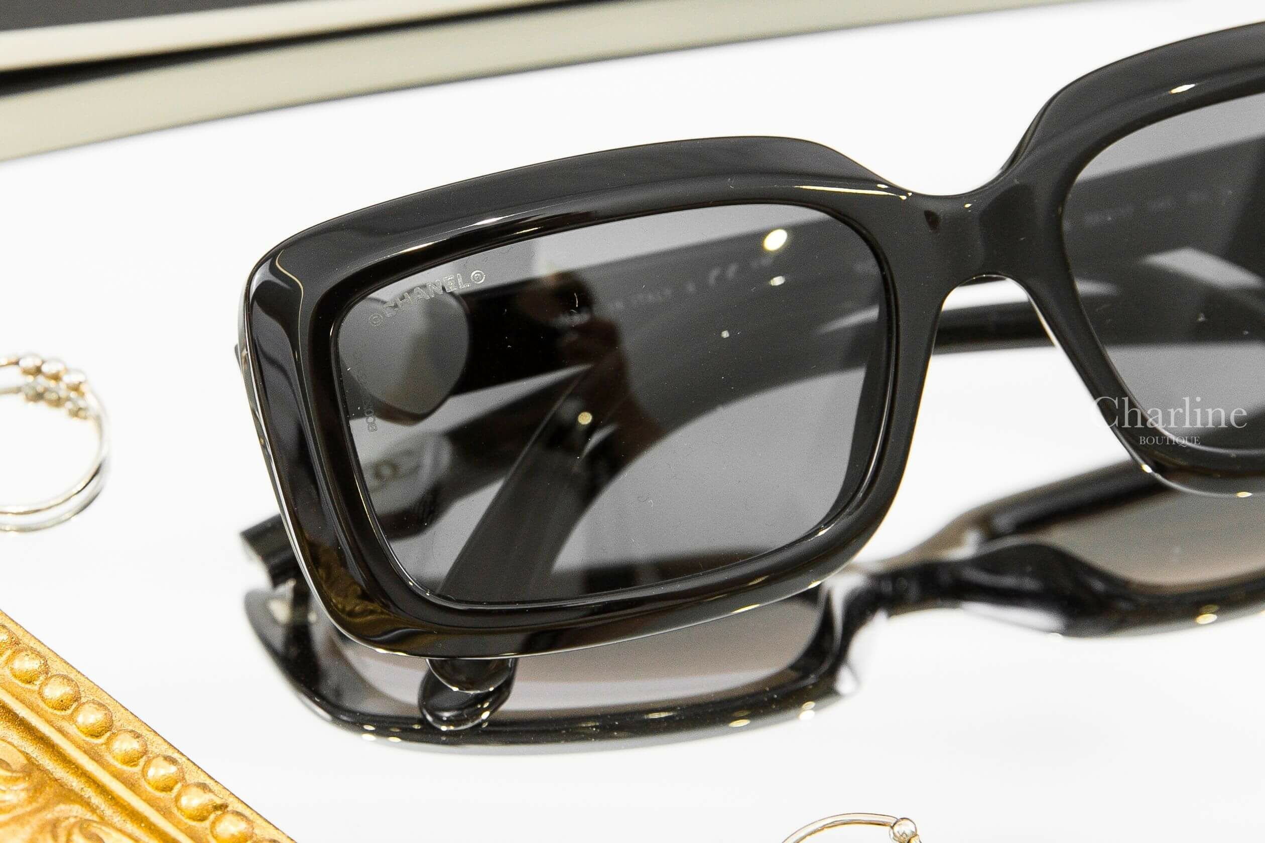 Chanel Rectangle Sunglasses 黑色方框灰色鏡片側邊白底愛心銀色CC太陽眼鏡