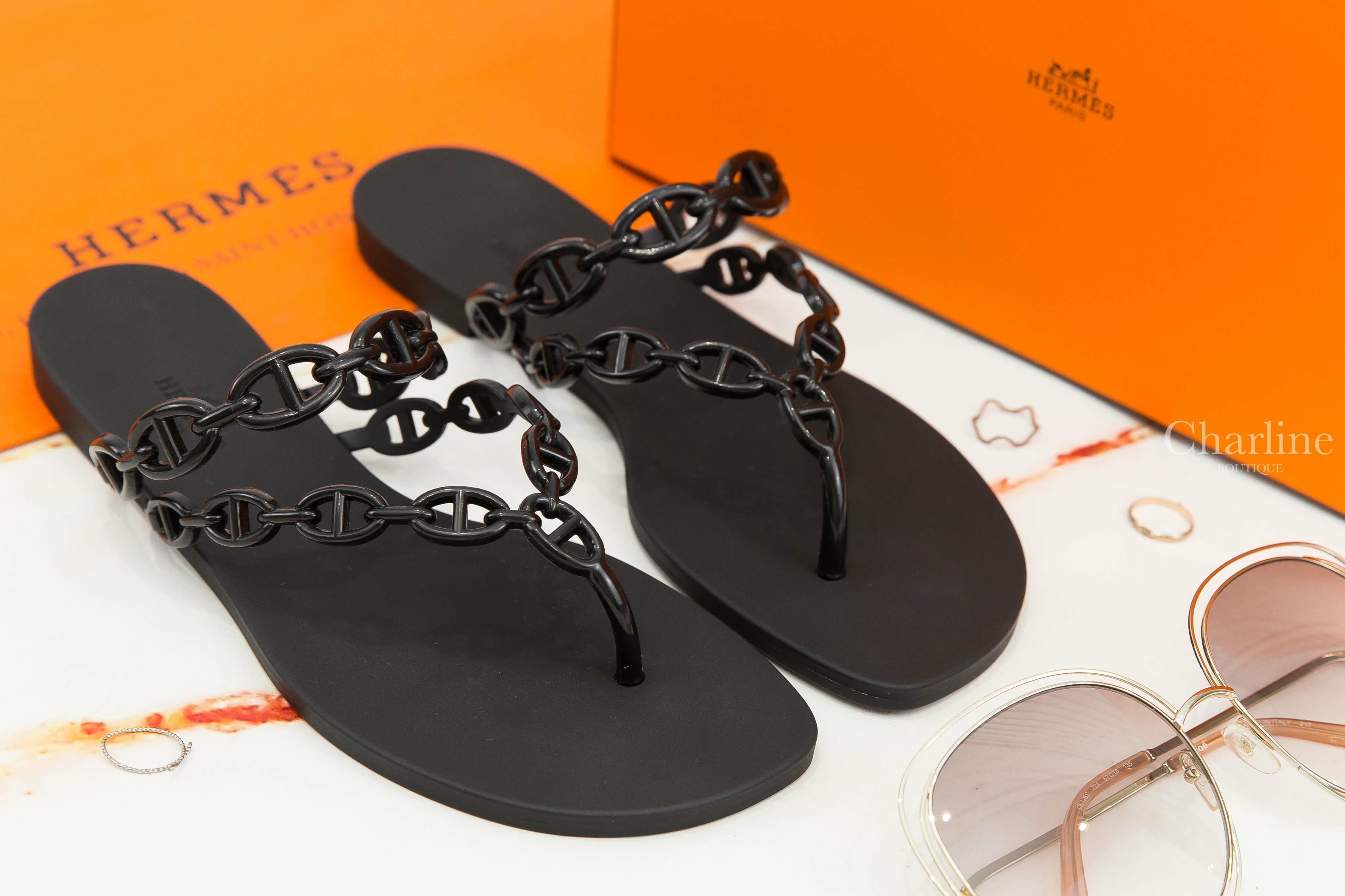 Hermès Island Sandal 黑色小θ橡膠人字平底拖鞋-Charline Boutique 精品代購