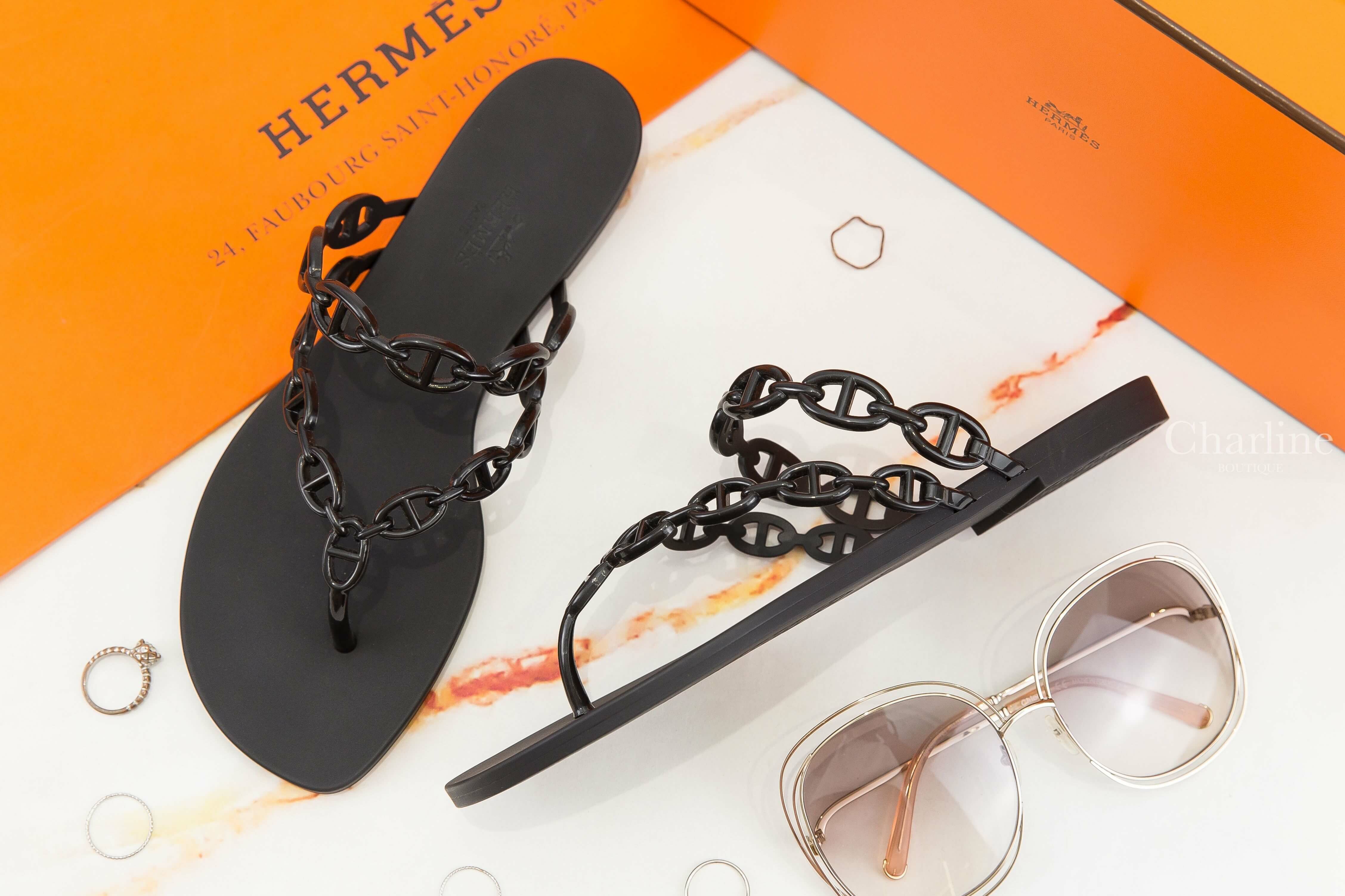 Hermès Island Sandal 黑色小θ橡膠人字平底拖鞋-Charline Boutique 精品代購