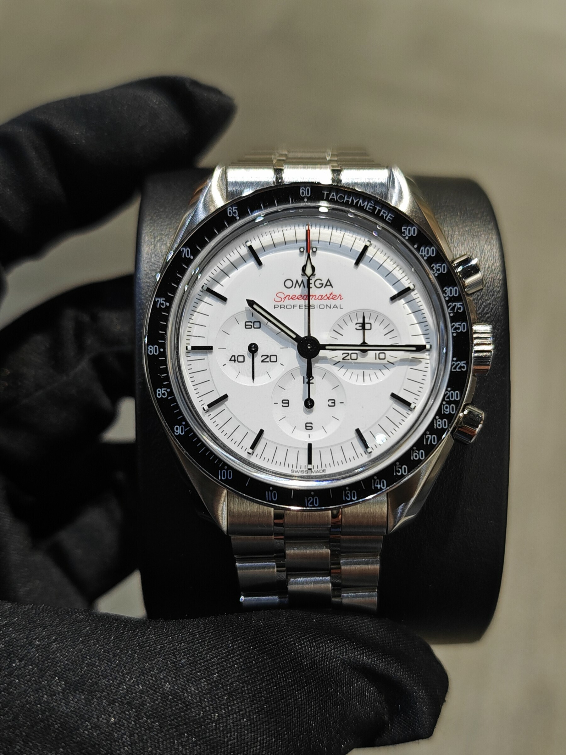 BRAND NEW OMEGA SPEEDMASTER Moon watch 310.30.42.50.04.001 31030425004001 WHITE DIAL STEEL 47 MM