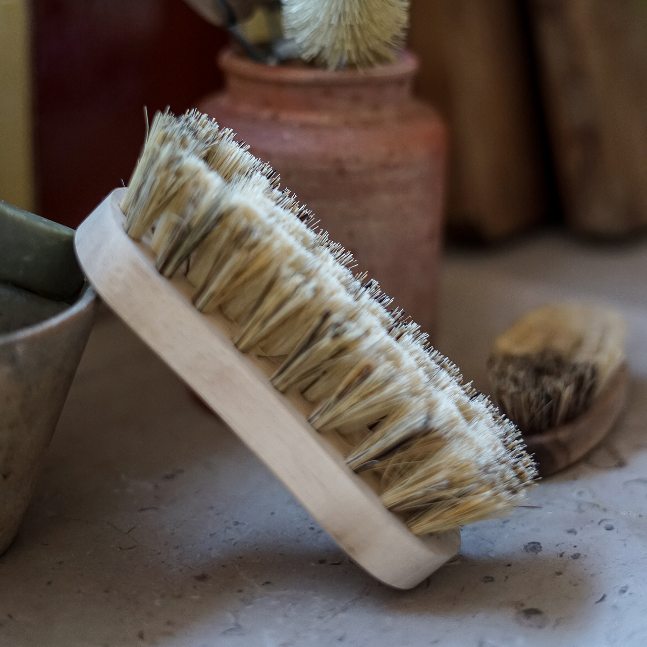 La Corvette l 天然木柄硬刷毛清潔刷