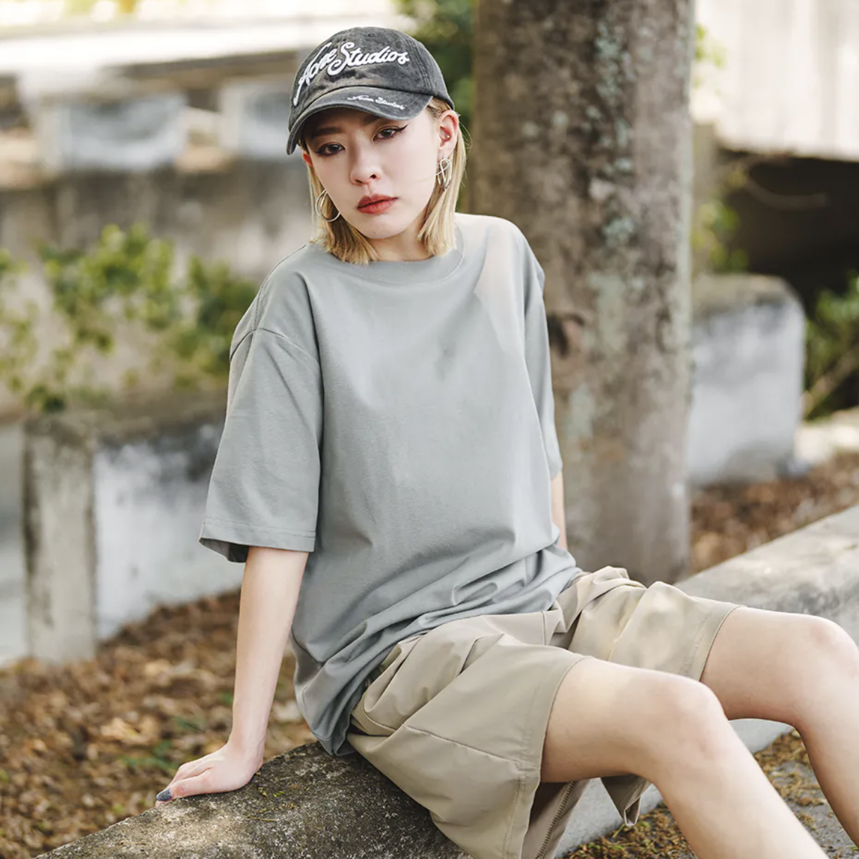 女模穿冰絲速乾重磅短T灰色S穿搭