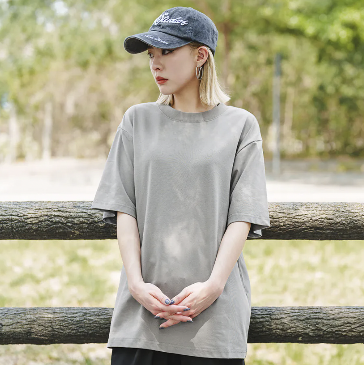 女模穿冰絲速乾重磅短T灰色S照片