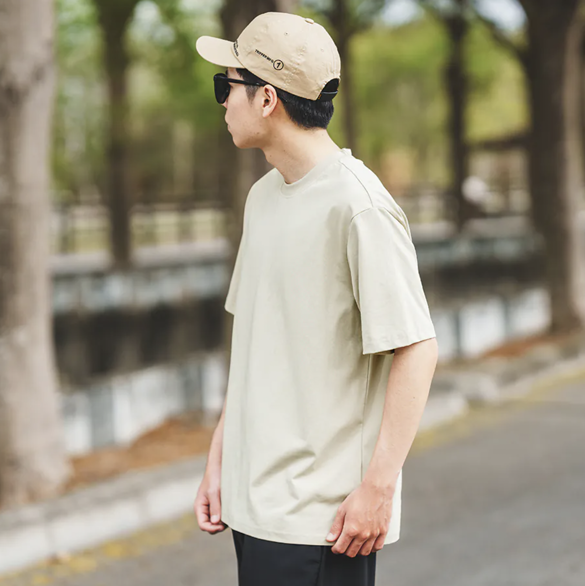 男模穿涼感冰絲速乾重磅短T卡其色細節