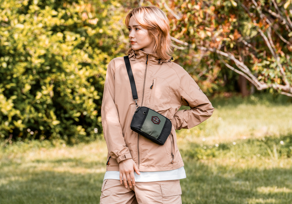 satana EXPLORE 探索貼身斜背包-軍綠色拼接 SOSE0090-326 女生形象照