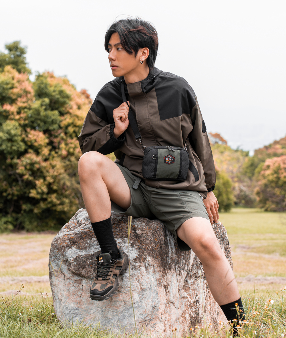 satana EXPLORE 探索貼身斜背包-軍綠色拼接 SOSE0090-326 男生形象照