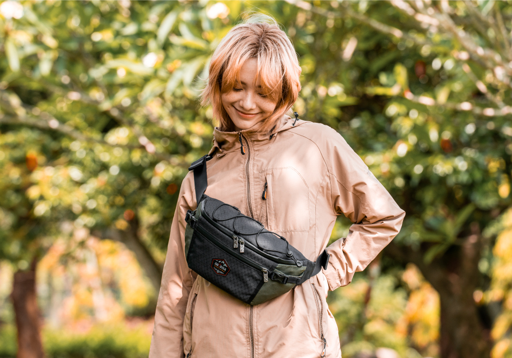 satana EXPLORE 探索個性斜背胸包-軍綠色拼接 SOSE0100-326 女生形象照