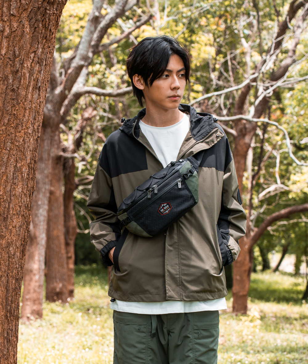 satana EXPLORE 探索個性斜背胸包-軍綠色拼接 SOSE0100-326 男生形象照