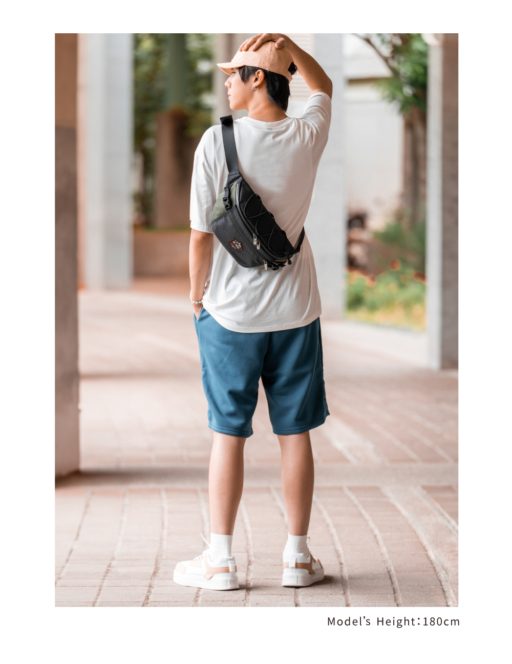 satana EXPLORE 探索個性斜背胸包-軍綠色拼接 SOSE0100-326 男生身高比例照