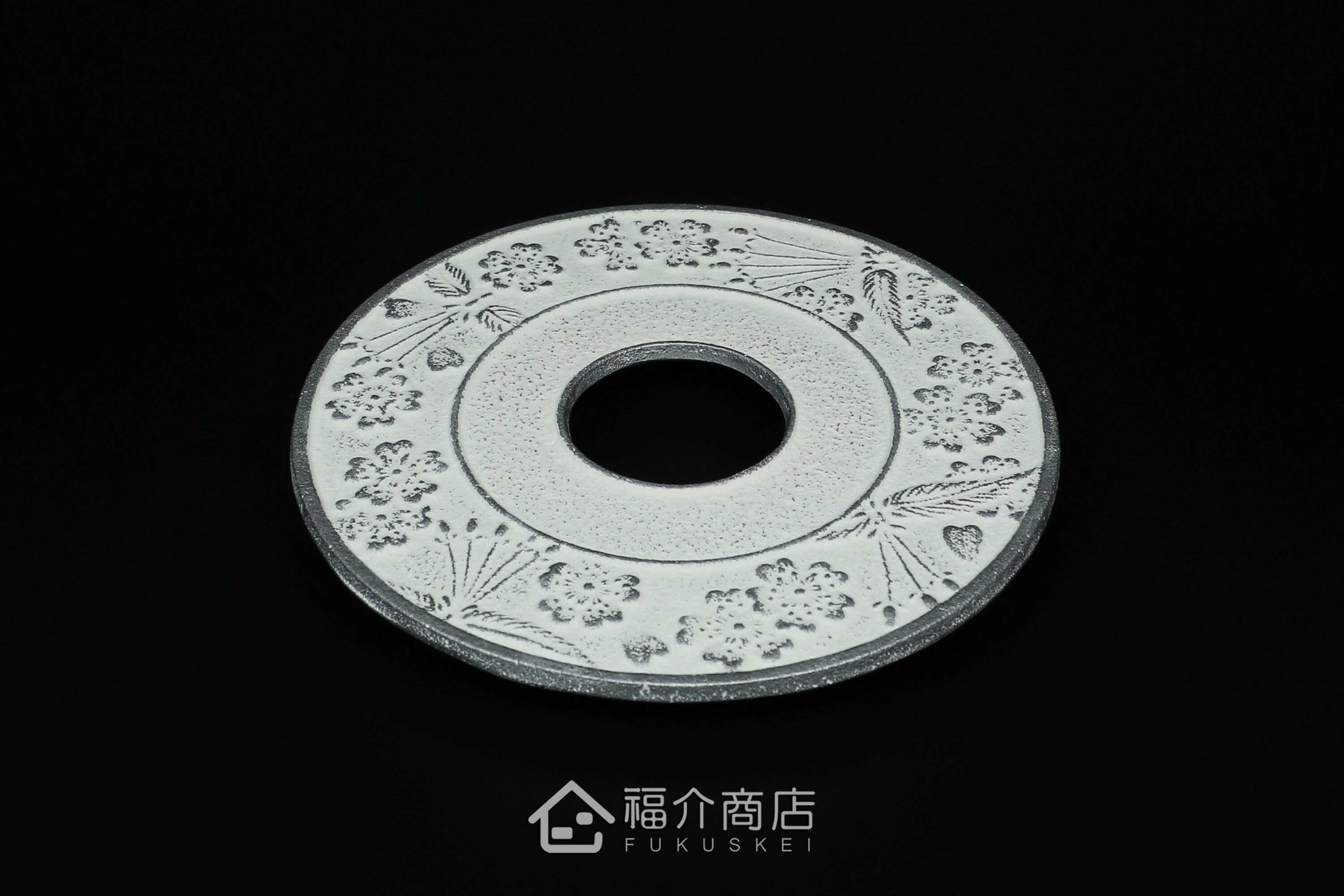 放茶壺或鍋子的白色櫻花造型鑄鐵隔熱墊