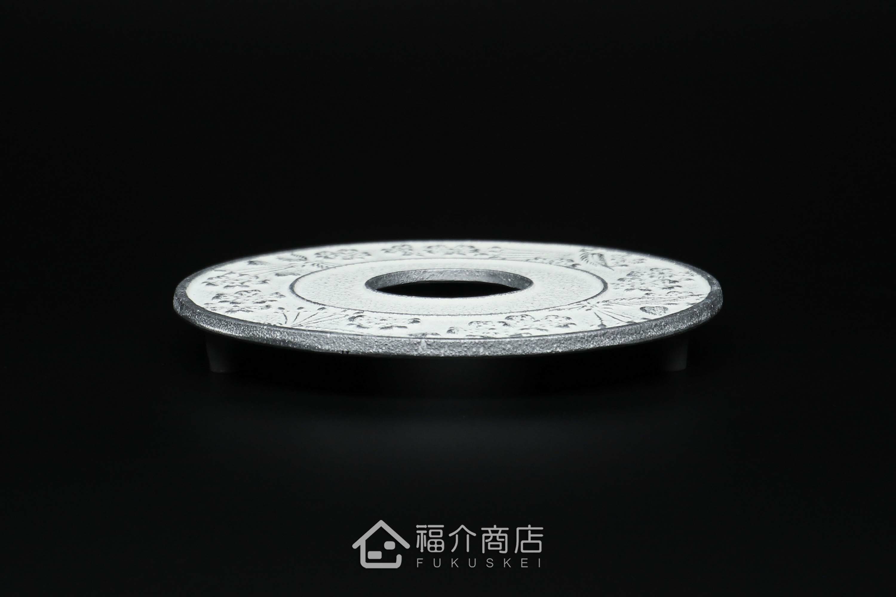 放茶壺或鍋子的白色櫻花造型鑄鐵隔熱墊