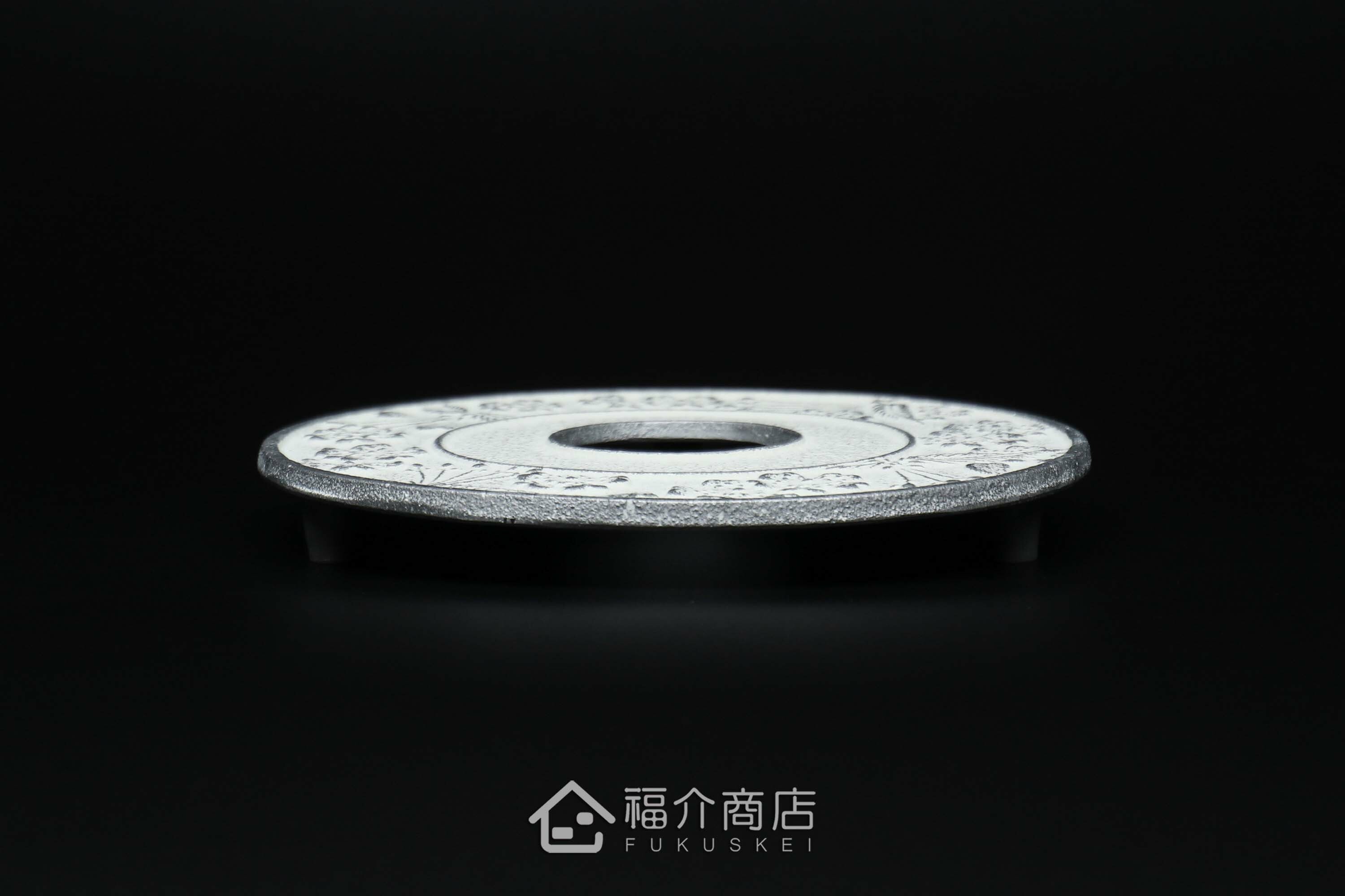 放茶壺或鍋子的白色櫻花造型鑄鐵隔熱墊