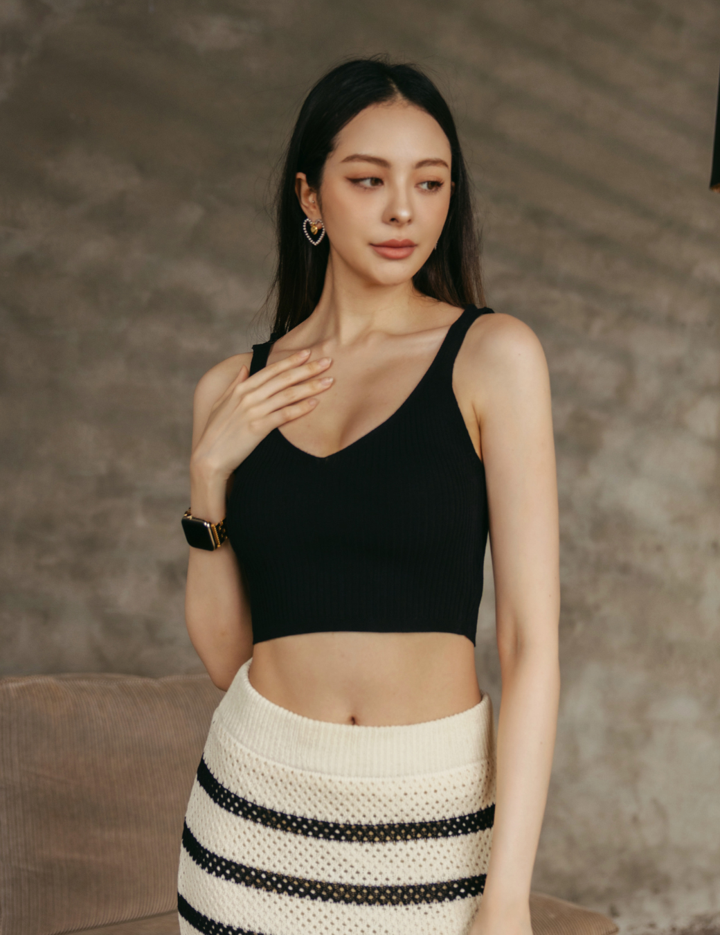 坑條Ｖ領短版背心（黑色）