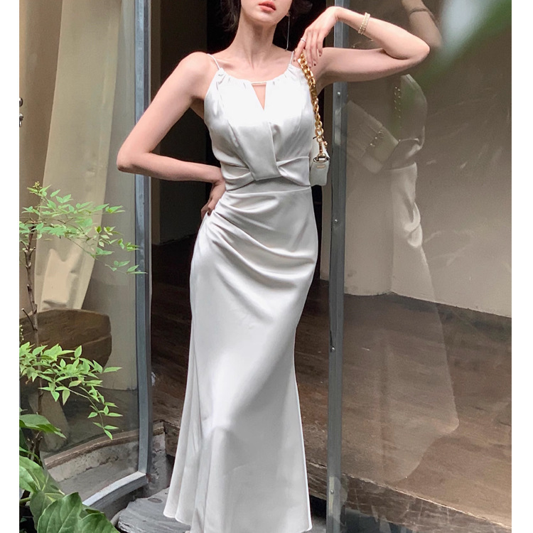 收腰扭轉 緞面魚尾洋裝