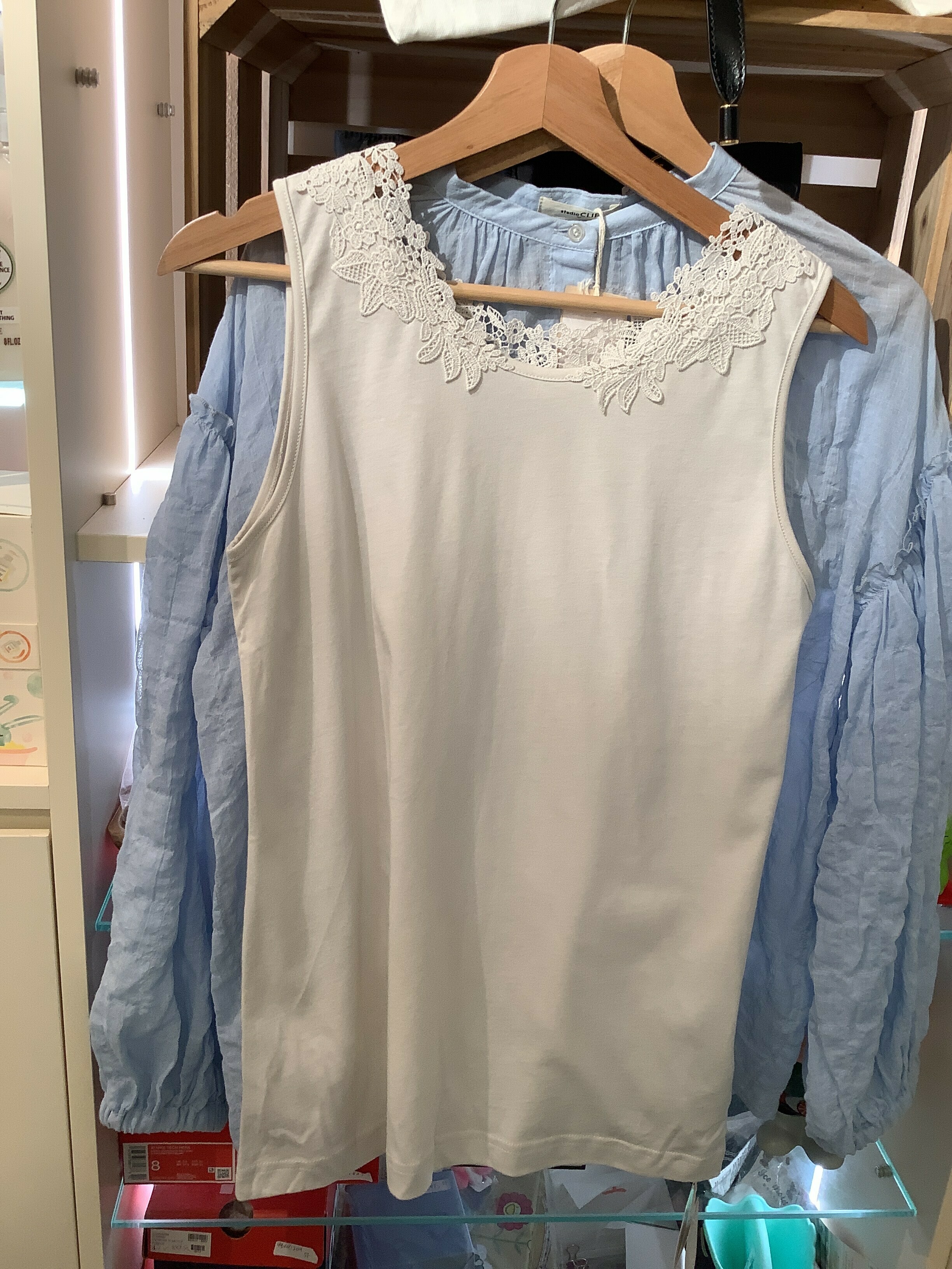 Studio Clip 米色花邊背心