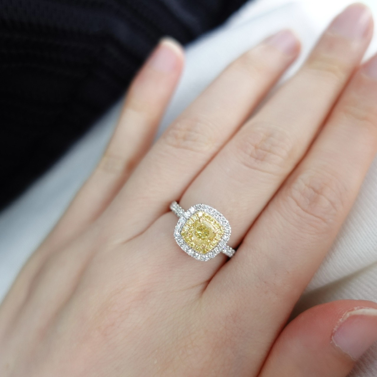 18K金彩黃鑽戒指 - 枕形切 (配GIA證書)