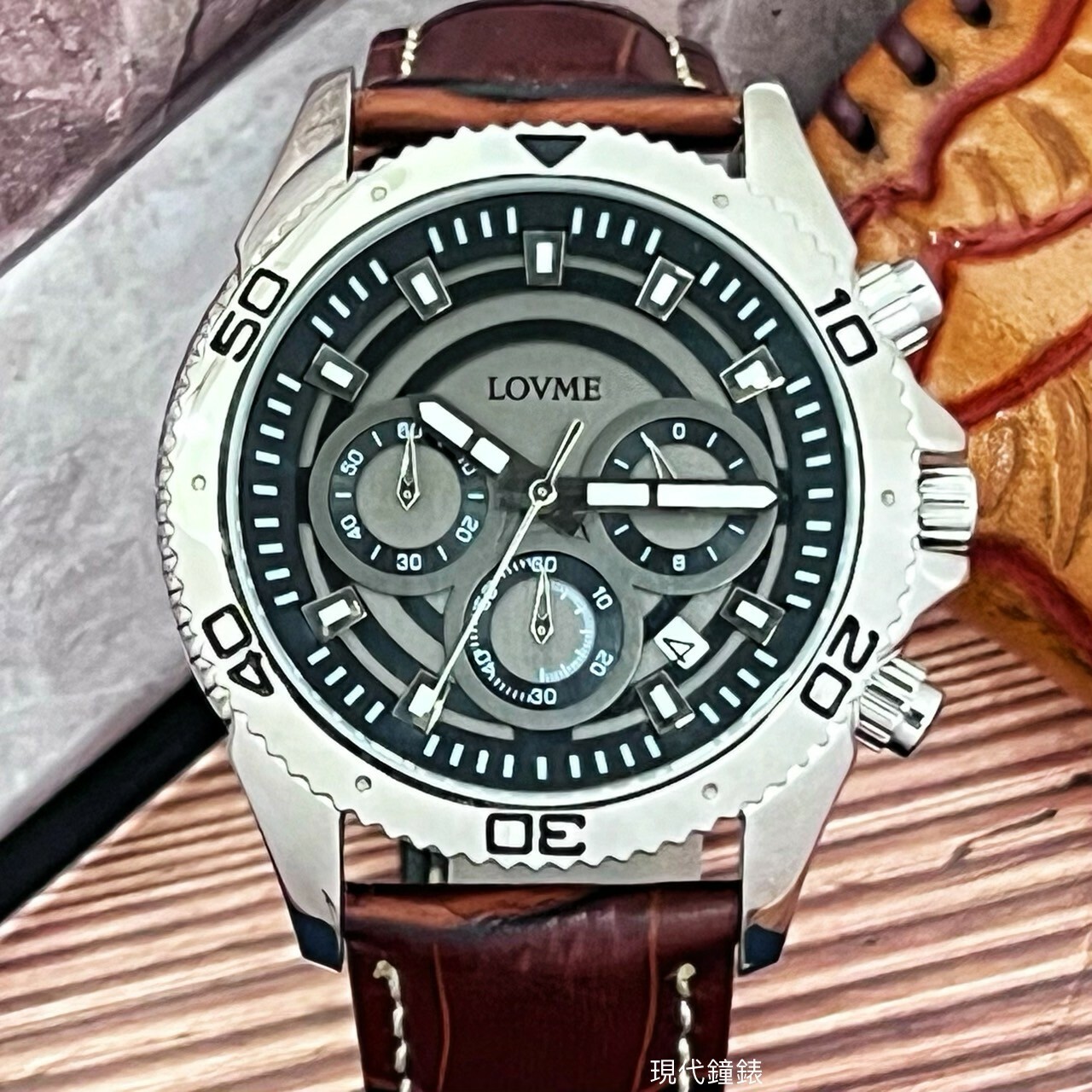 【LOVME】立體環狀三眼計時皮革腕錶 VL0131M-2K-A21 43mm 現代鐘錶