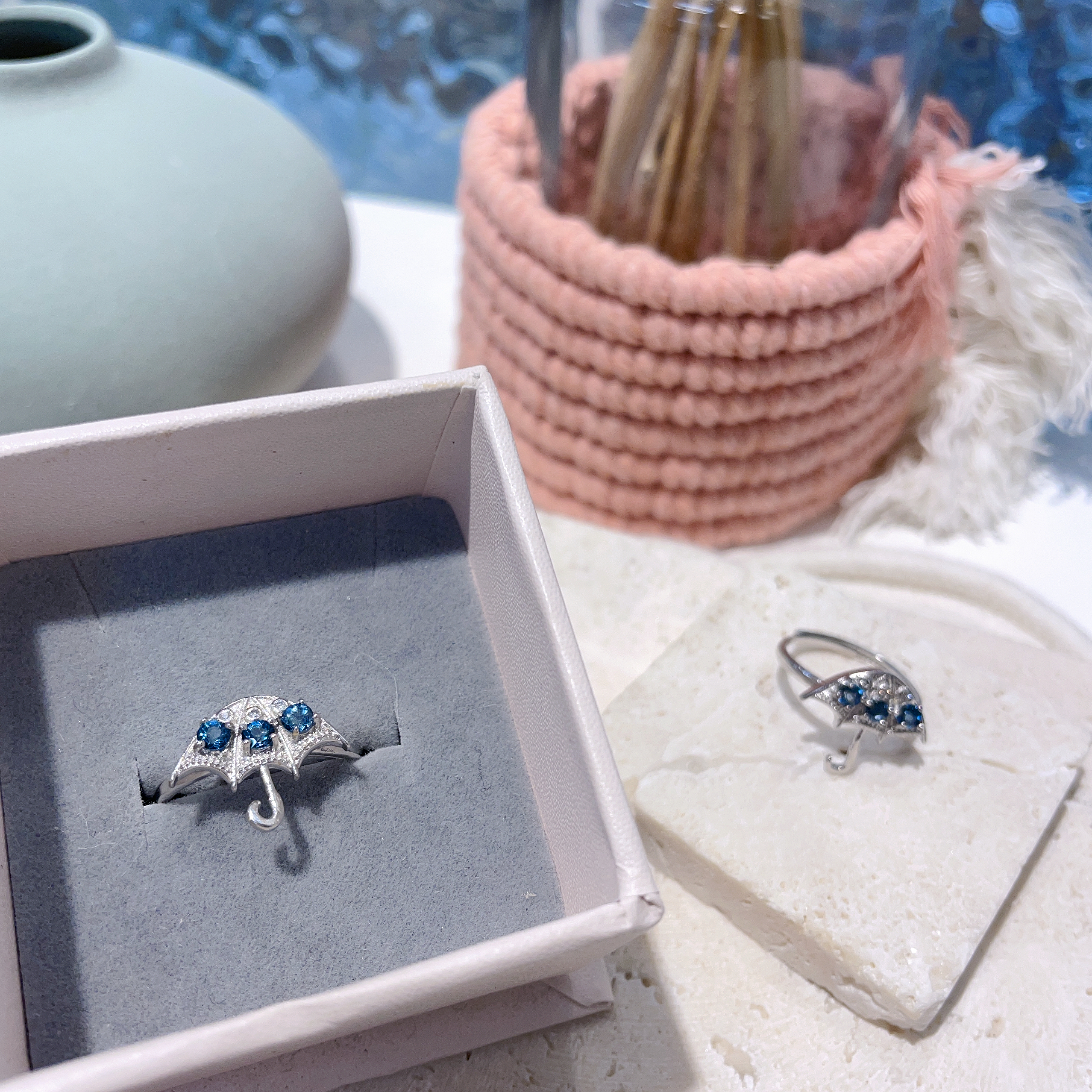 D127雨傘托帕戒指