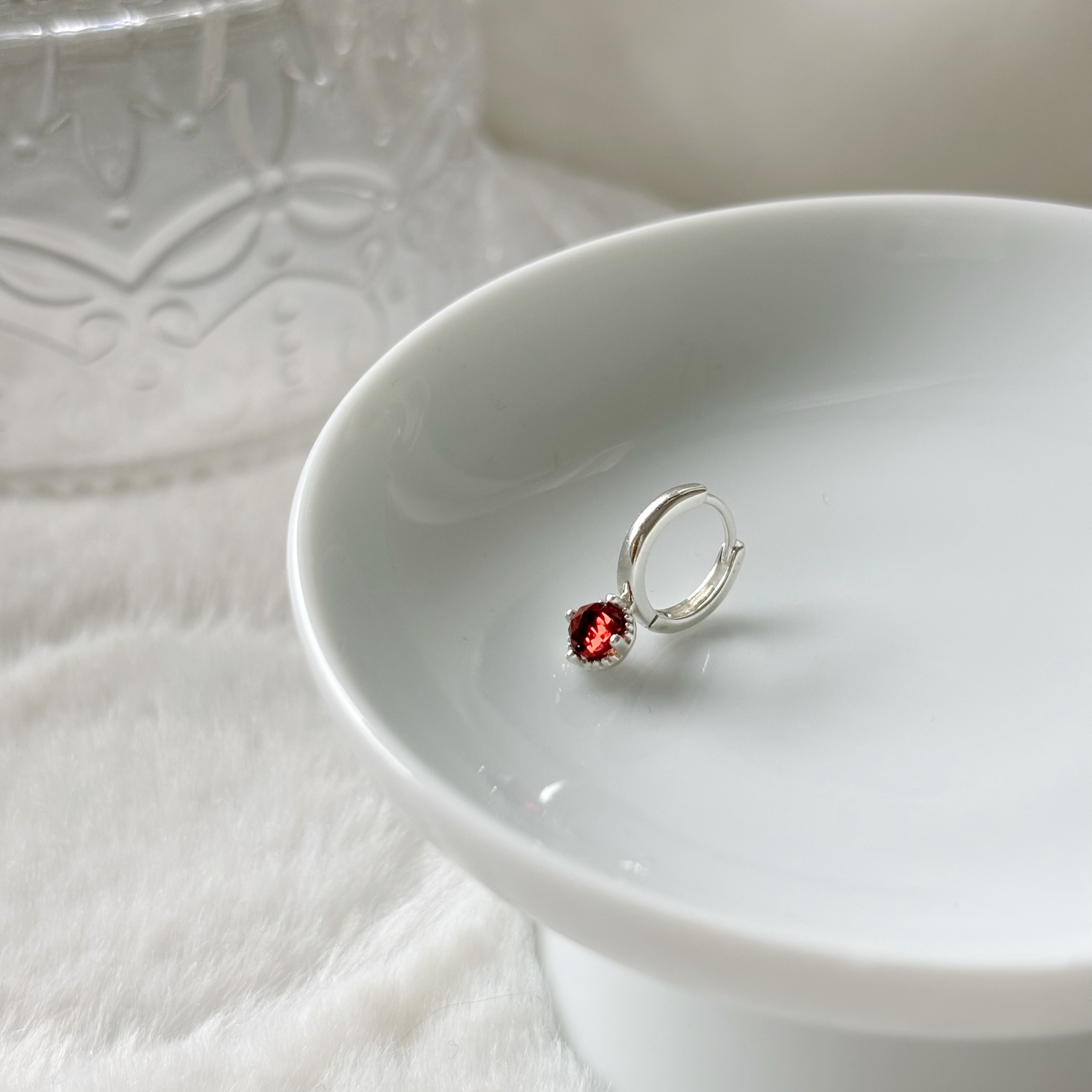 杯子蛋糕石榴石扣式耳圈