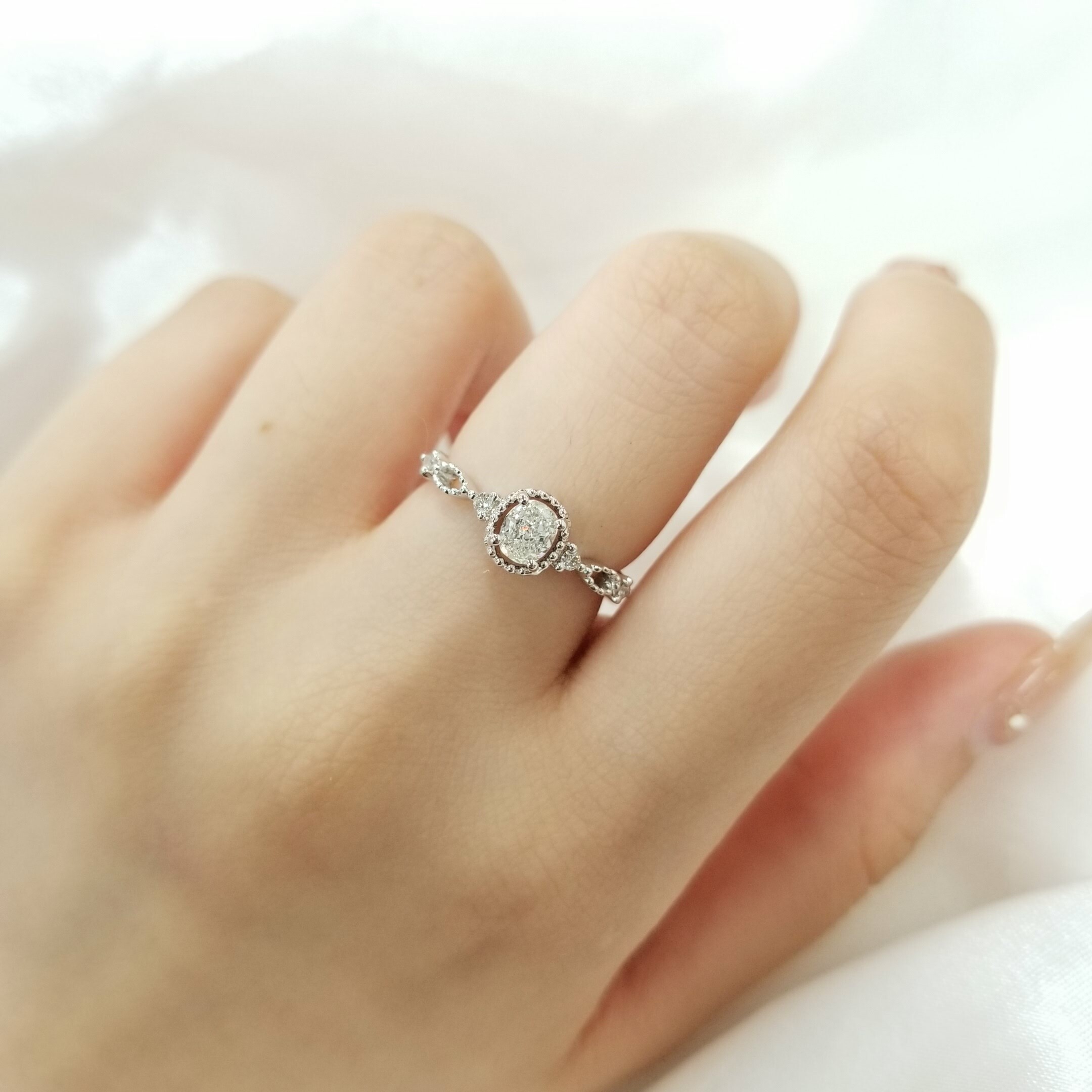 全新18K白金【單粒39份鑽石】 配小鑽共45份鑽石戒指