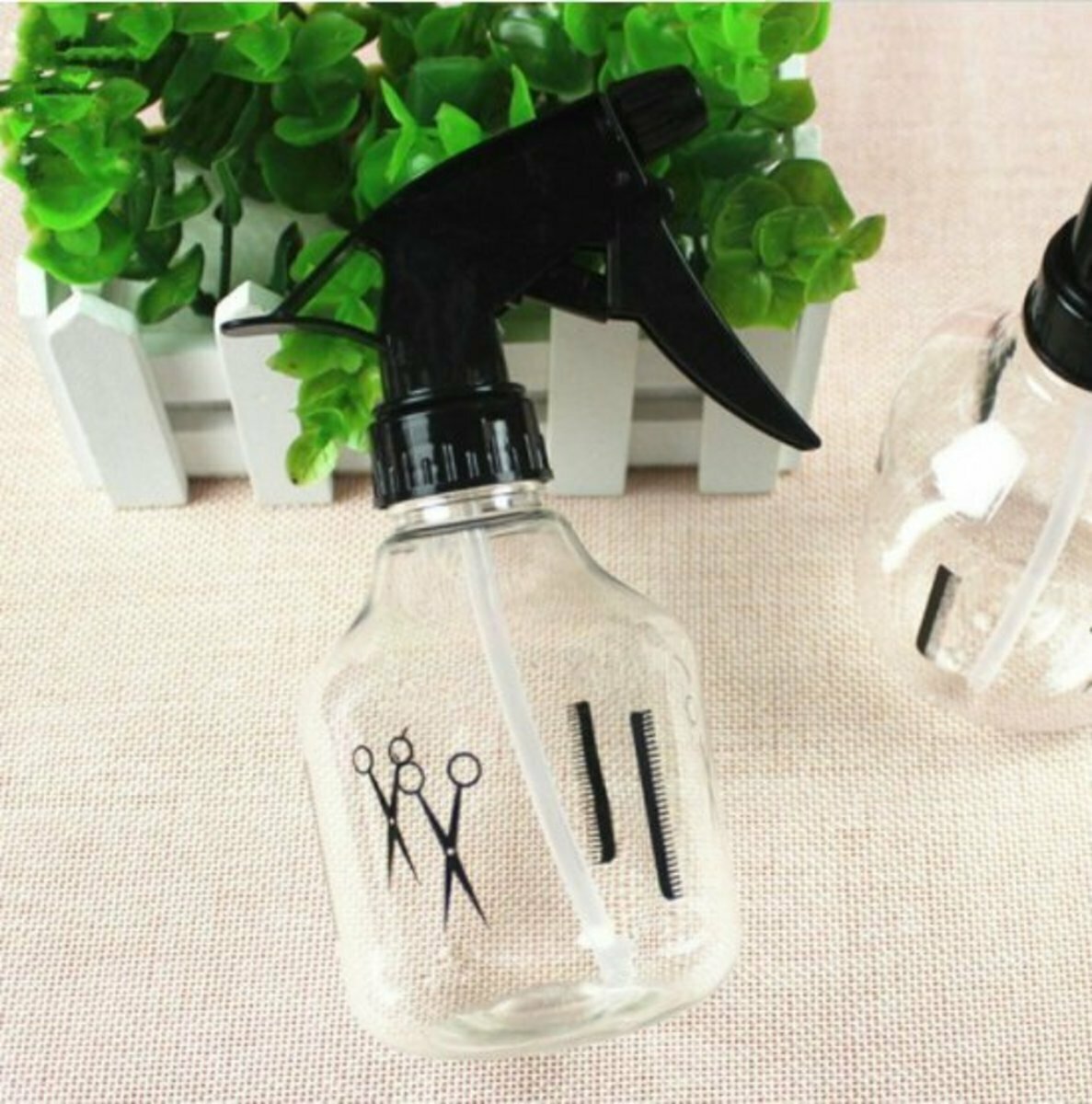 Atomization spray bottle watering flower watering can Beauty haircut plastic spray bottle (random color single)