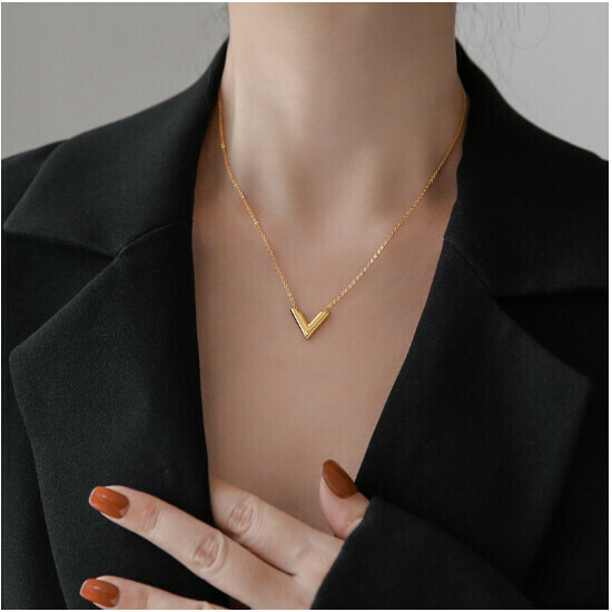 Simple and versatile V-shaped necklace (necklace - gold titanium steel)