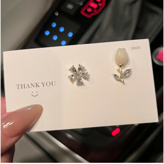 Asymmetric Flower Stud Earrings (Gold)