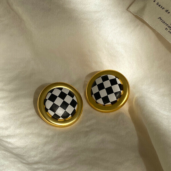 Round button checkerboard earrings (checkerboard round)