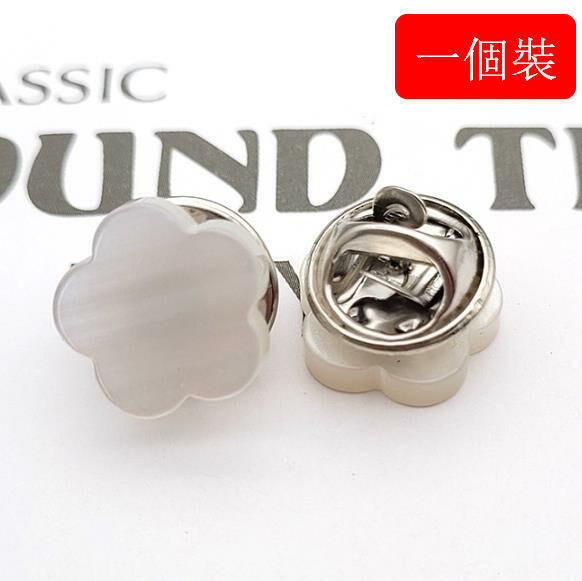 A BROOCH WITH A WHITE 12.5 MM ANTI-SLIP BUCKLE (FLORAL SHAPE). 