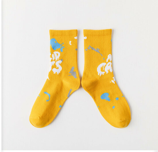 Mid-cut autumn and winter graffiti lettering men's cotton socks (yellow)
