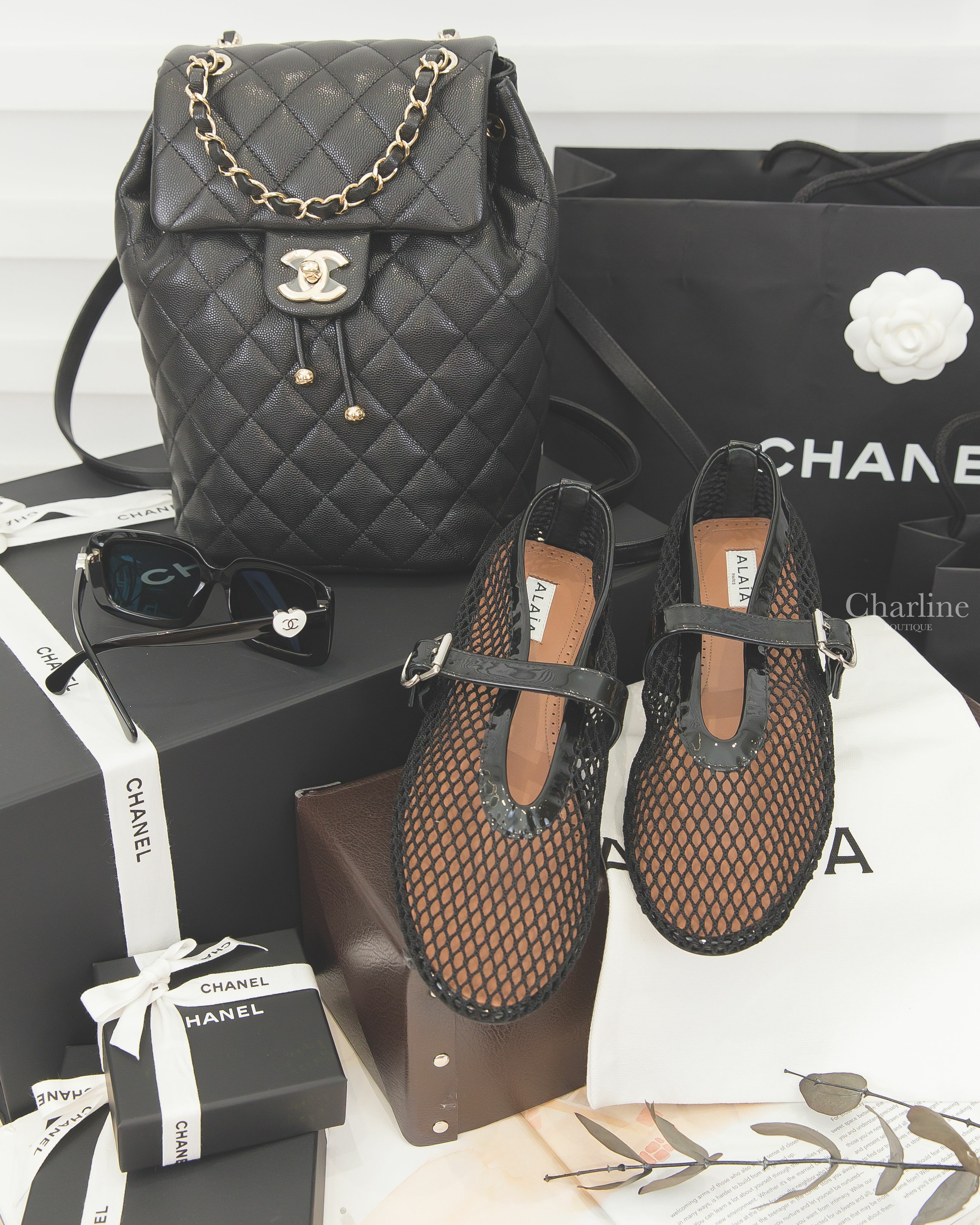 Alaïa 黑色簍空漁網狀漆皮平底芭蕾舞鞋,Chanel Backpack 黑色金CC金鍊荔枝菱格紋手提後背包,Chanel Sunglasses 黑色方框灰色鏡片側邊白底愛心銀色CC太陽眼鏡-Charline Boutique 精品代購