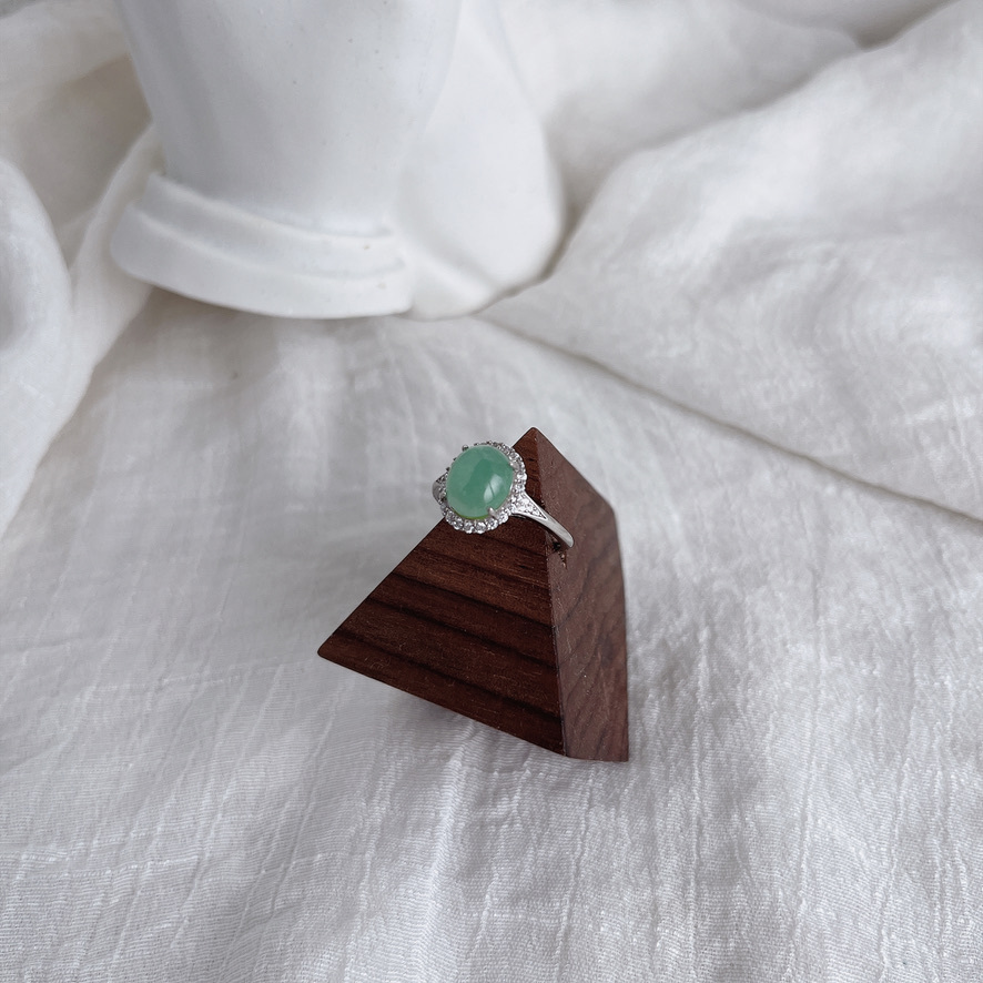 翡翠．果綠鴿子蛋戒指