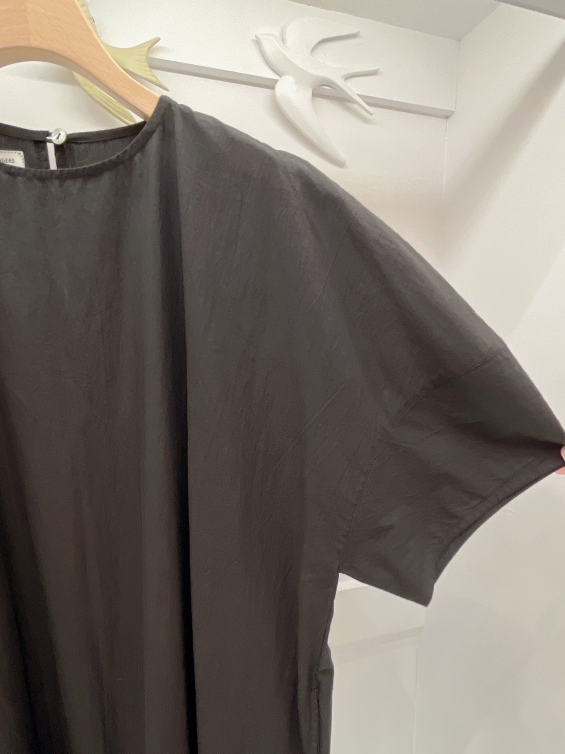 裙擺白刺繡洋裝