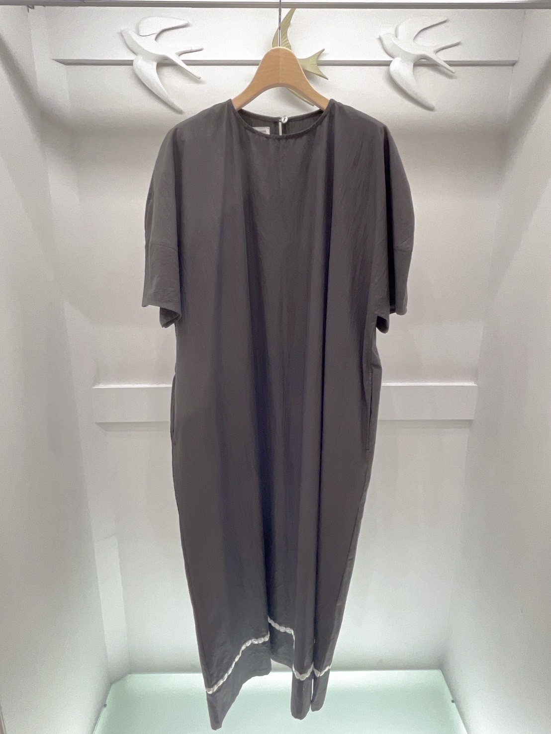 裙擺白刺繡洋裝